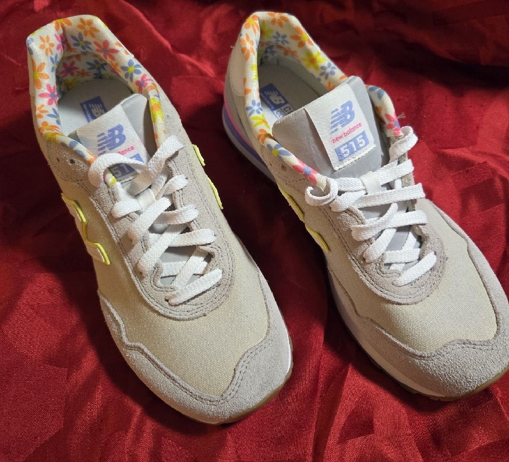 Last Cco  Final Price ..NB  Cream Sneakers with Yellow Flower Highlights - Picture 3 of 9